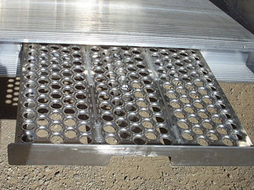 Chiny Antypoślizgowy okrągły otwór perforowany blachy metalowej, chodnik wykrawania siatki siatki metalowej dostawca
