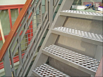 Chiny Antypoślizgowe panele z blachy perforowanej Perforowane metalowe bieżniki schodowe dostawca