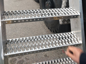 Chiny Lekkie, antypoślizgowe metalowe stopnie schodowe Bezpieczny uchwyt Amortyzator Wysoka wytrzymałość dostawca